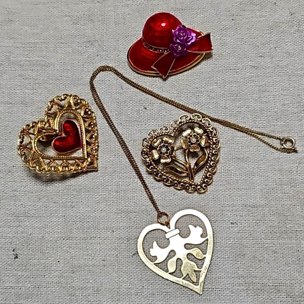 Vintage 18k Gold Overlay Queen Red Heart Jewelry Necklace Set